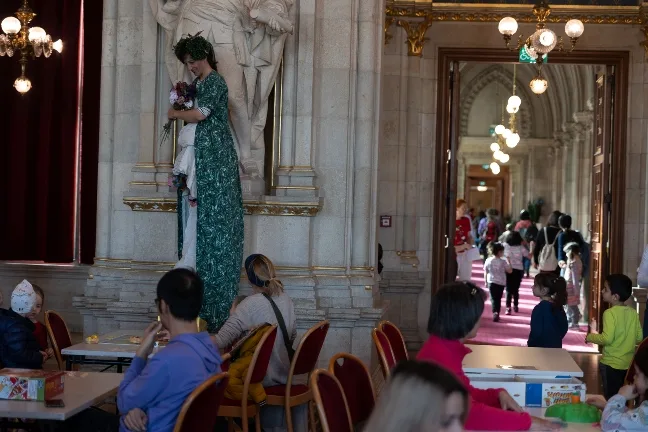 Vizebürgermeister Wiederkehr besucht das Osterferienspiel im Rathaus