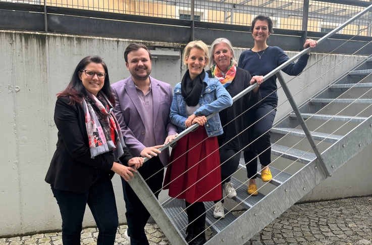 Integrationslandesrätin Sara Schaar mit Jasmin Donlic (Universität Klagenfurt), Tanja Leitner (VHS Kärnten), Burgi Decker (PIVA) und Integrationsbeauftragter Mandana Poureh (von links)