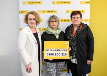 (v.l.) Landesrätin Christiane Teschl-Hofmeister, Michaela Naber-Tastl, Beraterin NÖ Frauentelefon, Michaela Hinterholzer, Präsidentin NÖ Hilfswerk.