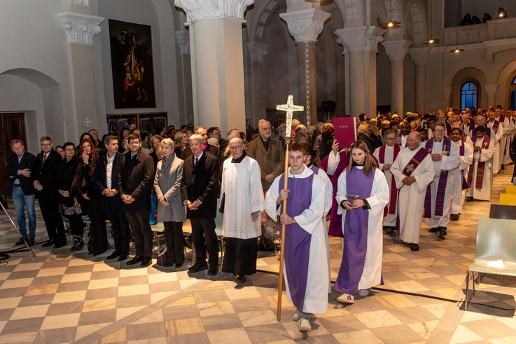 Gerald Horn (Direktor BG Tanzenberg), LR.in Beate Prettner, Bezirkshauptfrau Claudia Egger-Grillitsch, LR Daniel Fellner, LHStv. Martin Gruber, LHStv.in Gaby Schaunig und LH Peter Kaiser beim Gottesdienst in der Seminarkirche in Tanzenberg.