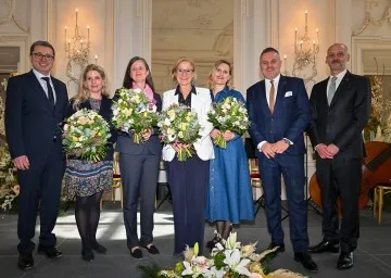 Alexander Palma vom Bundesministerium für Arbeit und Wirtschaft, die Kuratorinnen Birgit Schmidt-Messner und Katrin Harter, Landeshauptfrau Johanna Mikl-Leitner, Moderatorin Kathrin Körber, Klaus Panholzer von der Schönbrunn Group und Kurator Martin Mutschlechner bei der Eröffnung der Sonderausstellung „Imperiale Hochzeiten“ auf Schloss Hof (v.l.n.r.)