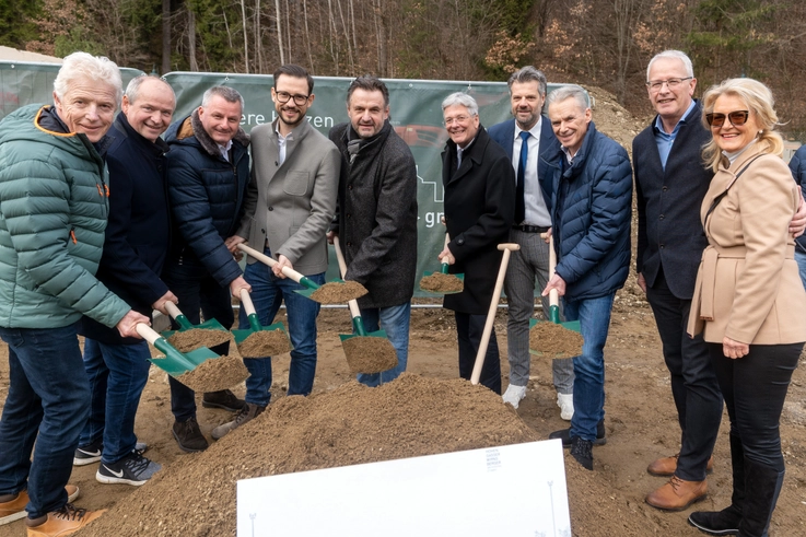 LH Peter Kaiser beim Spatenstich des ATUS Velden, v.li.: Helmut Steiner (Vizebürgermeister Velden), Michael Ramusch, Günter Leikam (ASKÖ Landesgerschäftsführer), LR Sebastian Schuschnig, Bernd Mitterberger (Obmann ATUS Velden), LH Peter Kaiser, Markus Kuntaritsch (Gde. Velden), Bürgermeister Ferdinand Vouk, Robert Köfer (Obmann Stv. ATUS Velden), Margit Heissenberger (Gemeindevorständin Gde. Velden)