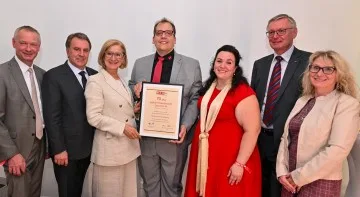 (v.l.) Feier anlässlich des 70-jährigen Jubiläums der Firma Leitner Haustechnik in Großharras: (v.l.) Bundesinnungsmeister Manfred Denk, WKNÖ-Präsident Wolfgang Ecker, Landeshauptfrau Johanna Mikl-Leitner, die Geschäftsleiter Rudolf und Katja Leitner, Landesinnungsmeister Karl Pech und Bürgermeisterin Sonja Platzer.