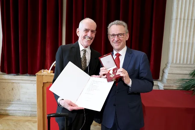 Germanist, Lebens- und Sozialberater Dieter Schmutzer im Rathaus für sein Lebenswerk geehrt