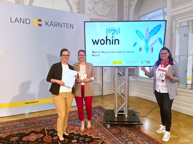 Landesrätin Sara Schaar (rechts) mit den „wohin“-Projektverantwortlichen Julia Aichernig (l.) und Stephanie Venier