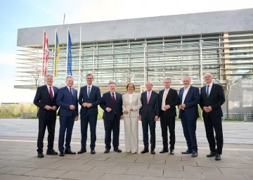 Niederösterreichs Landeshauptfrau Johanna Mikl-Leitner (Mitte) mit (v.l.) Peter Kaiser, Landeshauptmann von Kärnten, Thomas Stelzer, Landeshauptmann von Oberösterreich, Markus Wallner, Landeshauptmann von Vorarlberg, Michael Ludwig, Landeshauptmann von Wien, Wilfried Haslauer, Landeshauptmann von Salzburg, Christoph Drexler, Landeshauptmann der Steiermark, Hans Peter Doskozil, Landeshauptmann Burgenland, und Anton Mattle, Landeshauptmann von Tirol.