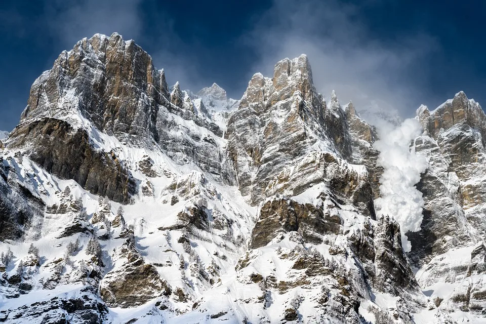 Alpinpolizei ermittelt nach Lawinenunglück in Tirol – große Trauer um Opfer