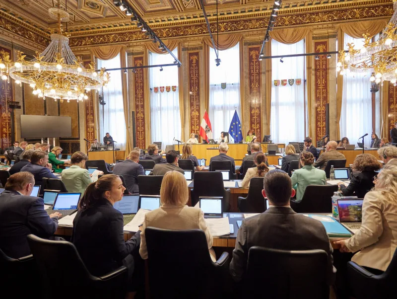 Bundesratspräsidentin Margit Göll (ÖVP) am Präsidium. Blick in den Sitzungssaal