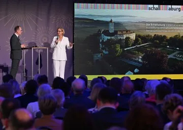 Landeshauptfrau Johanna Mikl-Leitner im Gespräch mit Moderator Gerald Gross.