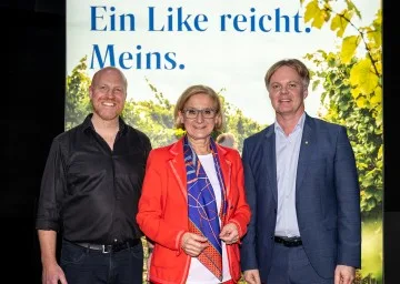 Tourismusgipfel 2024, von links nach rechts: Keynote-Speaker Richard Seidl, Landeshauptfrau Johanna Mikl-Leitner und NÖ Werbung-Geschäftsführer Michael Duscher.