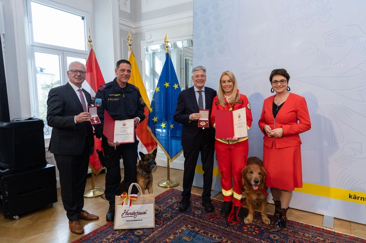 LH Peter Kaiser ehrte gemeinsam mit LR Beate Prettner und Landtagspräsident Reinhart Rohr Lebensretter, am Bild gemeinsam mit Mario Druml mit Cupido und Cornelia Friesser mit Ivo