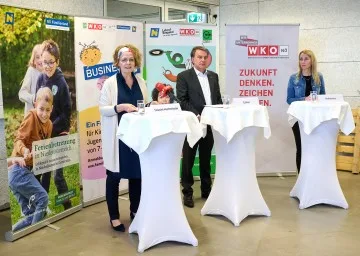 Landesrätin Christiane Teschl-Hofmeister Wirtschaftskammer NÖ Präsident Wolfgang Ecker und Christine Freistetter informierten in den Räumlichkeiten der New Design University über die zusätzliche Ferienbetreuung.