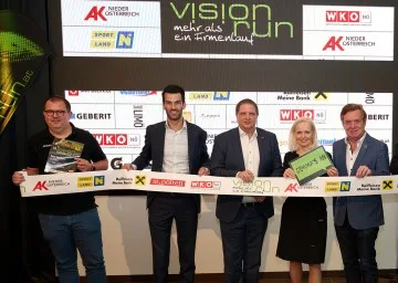 (v.l.) Franz Kaiblinger, Team Vision Run, LH-Stellvertreter Udo Landbauer, Mario Burger, Obmann der WKNÖ Bezirksstelle St. Pölten, Ernestine Grießler, Geschäfsleiterin der Raiffeisenbank Region St. Pölten und Heinz Hauptmann, Stadtrat St. Pölten.