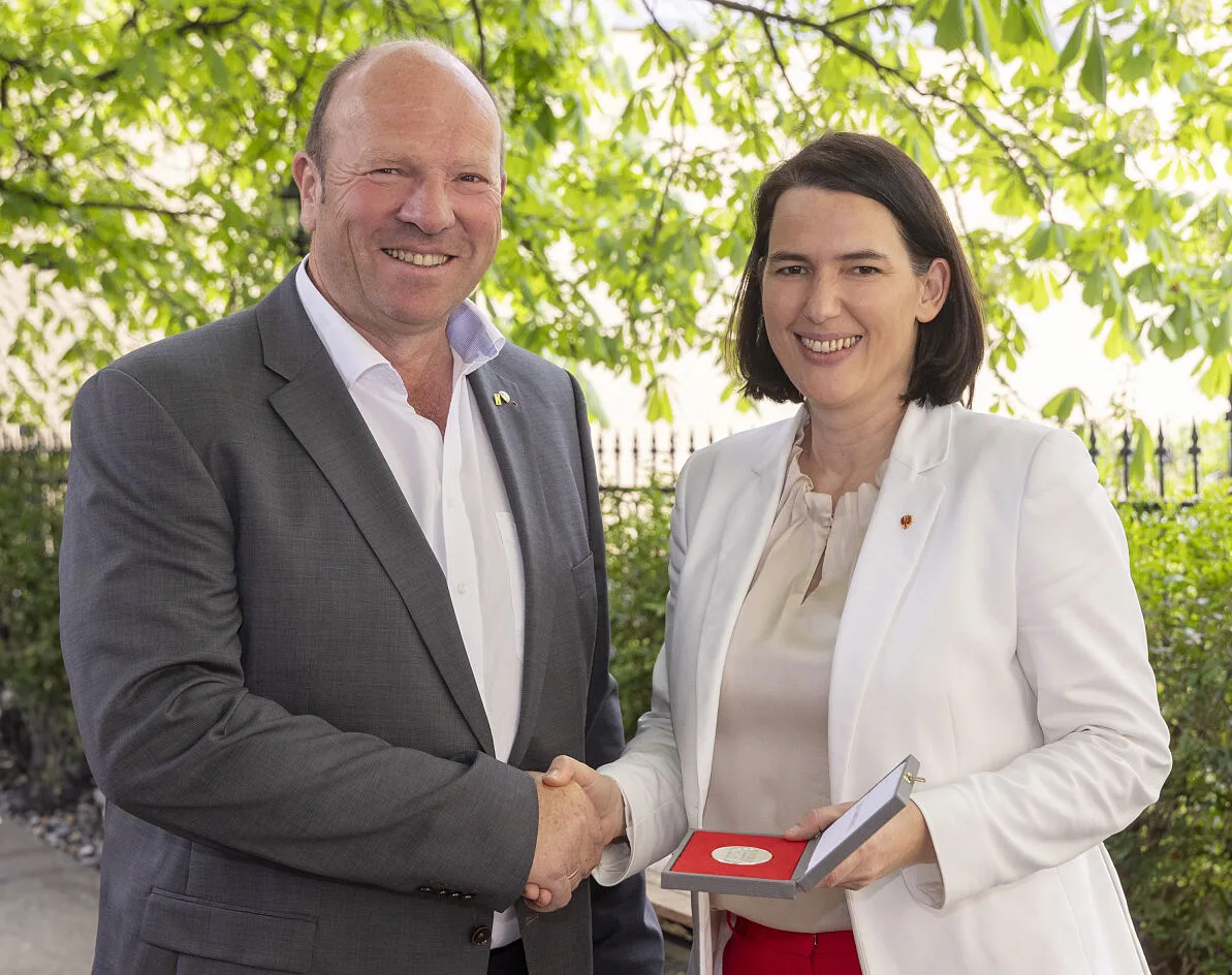 Erich Schwarzenberger erhält silberne Ehrenmedaille der Wirtschaftskammer Tirol