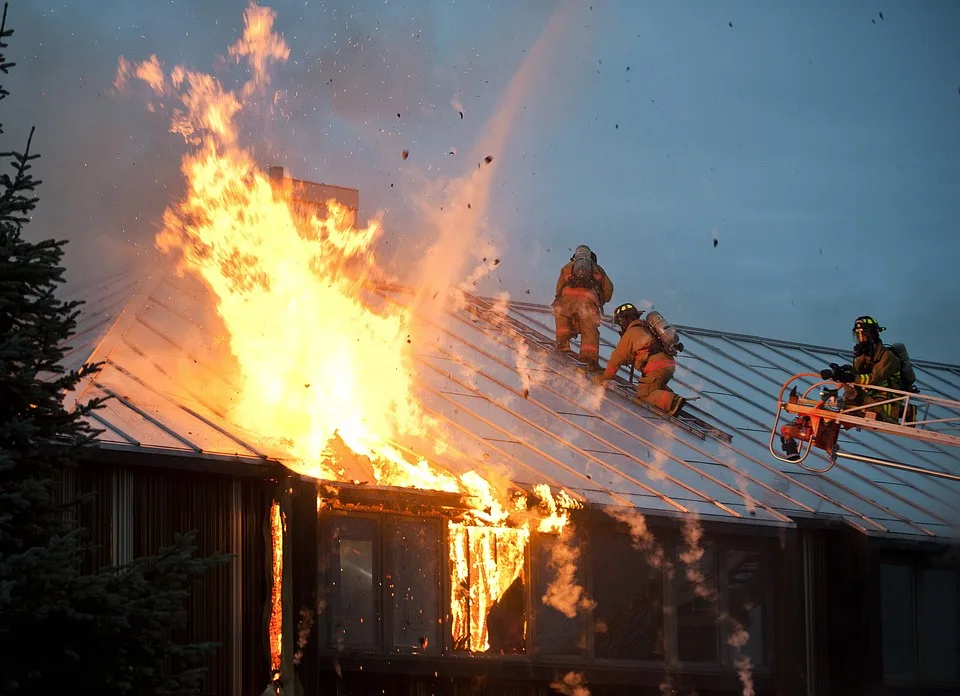 100 Feuerwehrleute bekämpften Brand in Recyclingunternehmen