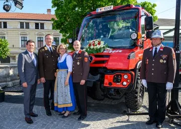 Übergabe und Weihe von neuem Unimog-Fahrzeug der Feuerwehr Langenlois: Bürgermeister Harald Leopold, Landesfeuerwehrkommandant-Stellvertreter Martin Boyer, Landeshauptfrau Johanna Mikl-Leitner und Kommandant Helmut Mold (von links)