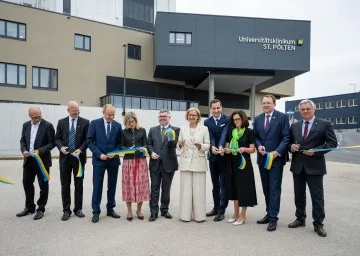 Eröffneten gemeinsam das „Haus D“ (v.l.n.r.): Leiter der Abteilung Hochbau beim Amt der NÖ Landesregierung Josef Bichler, Geschäftsführer Gesundheit Region Mitte GmbH Franz Laback, LGA-Vorstand Konrad Kogler, Ärztliche Direktorin Karin Pieber, Landesrat Ludwig Schleritzko, Landeshauptfrau Johanna Mikl-Leitner, Kaufmännischer Direktor Bernhard Kadlec, Pflegedirektorin Michaela Gansch, Bürgermeister Matthias Stadler und LGA-Direktor Medizin und Pflege Markus Klamminger.