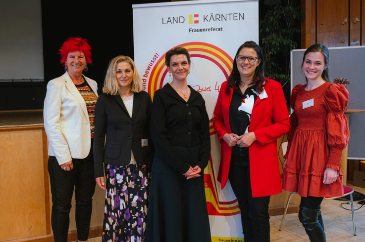 Frauenreferat Abt13 Netzwerktreffen Mai 2024: Vernetzungstreffen des Lehrgangs Politische Bildung: Moderatorin Andrea Krassnig, Frauenbeauftragte Martina Gabriel, Referentin Barbara Blaha, Landesrätin Sara Schaar und Theresa Baustädter (Referat für Frauen und Gleichstellung; von links)