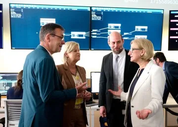 Bei der Besichtigung des Cyber Defense Centers an der FH St. Pölten: Geschäftsführer Johann Haag, Verteidigungsministerin Klaudia Tanner, Simon Tjoa, Leiter des Department für Informatik und Security sowie Landeshauptfrau Johanna Mikl-Leitner (v. l. n. r.).