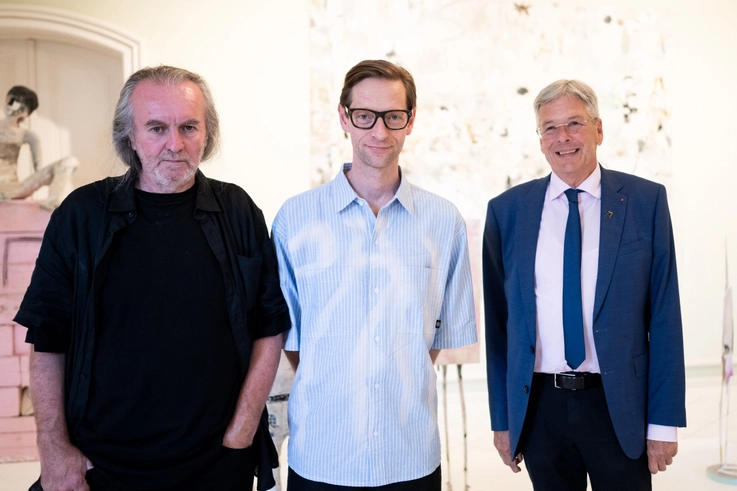 Bild zeigt LH Peter Kaiser mit den beiden Künstlern Manfred Mörth und Kevin Rausch.