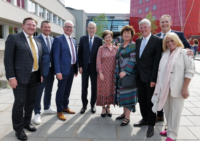 Eröffnung des Carinthischen Sommers 2024. Am Bild: Bgm. Günther Albel, NR Peter Weidinger, Landtagspräsident Reinhart Rohr, BP Alexander Van der Bellen, Doris Schmidauer, Ulrike Wehr, LH Peter Kaiser, Bgm. Gernot Prinz und Vzbgm.in Gerda Sandriesser.