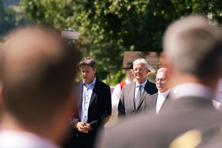 Landesrat Daniel Fellner und Landeshauptmann Peter Kaiser bei der Eröffnung der Gedenkstätte