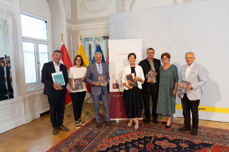 Programmdirektor Stojan Pelko, Kulturabteilungsleiterin Brigitte Winkler-Komar, LH Peter Kaiser, Monika Kircher von der Kärntner Kulturstiftung und Künstler Armin Guerino, Maria Lerchbaumer und Adolf Rausch von der Kärntner Kulturstiftung