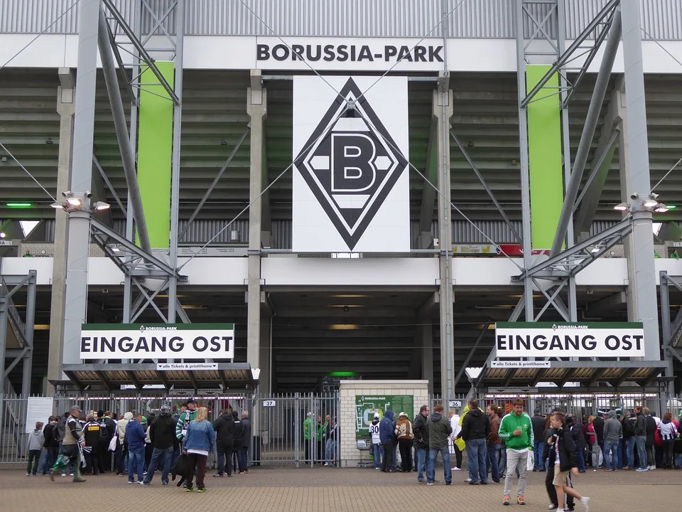 Borussia Moenchengladbach Zielt Auf Neuen Innenverteidiger Torunarigha Im Fokus Jpg.webp