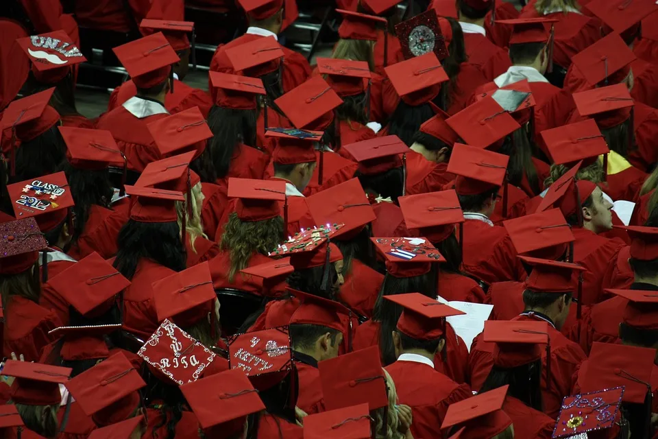 Festliche Graduierungsfeier An Der Hhl 191 Absolventinnen Starten Durch Jpg.webp