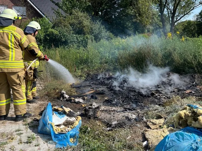 Feuerwehr Wildeshausen Loescht Illegalen Muellbrand In Der Harpstedter Strasse Jpeg.webp