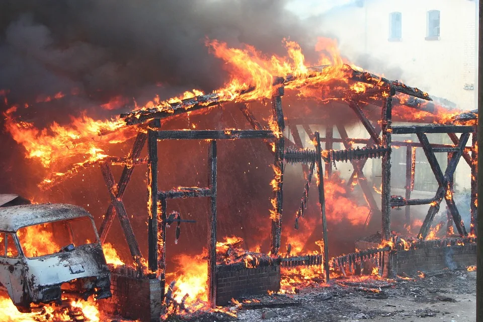 Grossbrand Von 150 Strohballen In Herzogtum Lauenburg Ermittlungen Laufen Jpg.webp