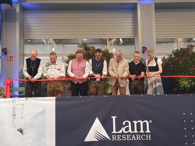 LR Sebastian Schuschnig (Mitte) und LHStv.in Gaby Schaunig (g.r.) bei der feierlichen Eröffnung der neuen Halle am Firmengelände der Lam Research AG in Villach.