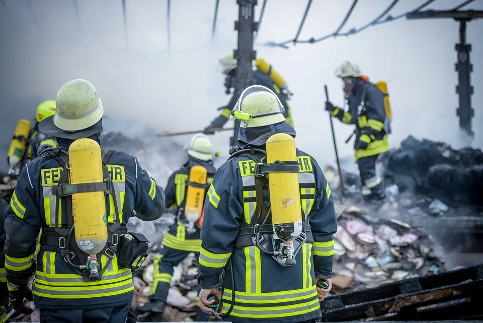 Rettung Ueber Die Heckklappe Feuerwehr Hilft Fahrer Nach A66 Unfall Jpg.webp