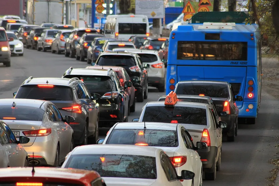 Rueckreiseverkehr Am Wochenende Voller Autobahnverkehr Erwartet Jpg.webp