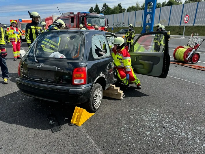 Schwerer Verkehrsunfall Auf Der A448 Pkw Ueberschlaegt Sich Bei Bochum Jpeg.webp