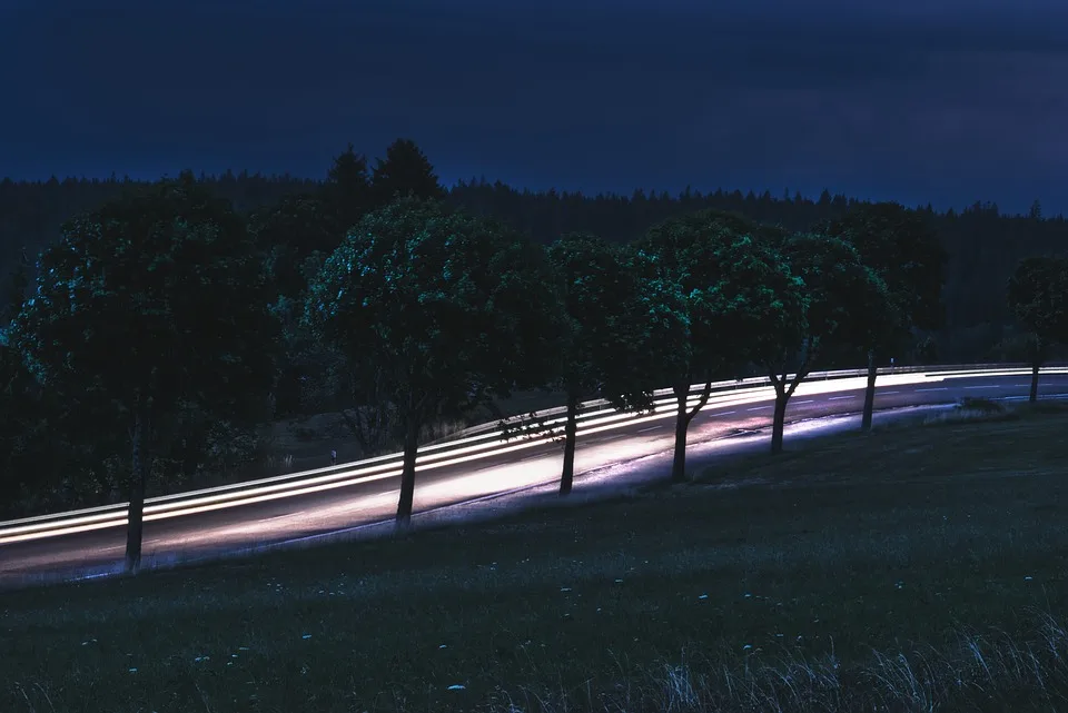 Spaziergang Auf Der Autobahn 66 Jaehrige Auf Der A60 Unterwegs Jpg.webp