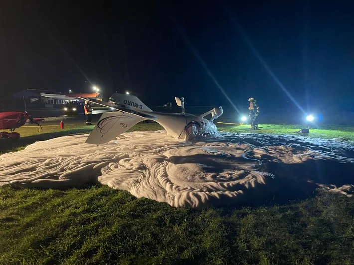 Sturmboee Verursacht Chaos Flugzeug Auf Flughafen Leer Papenburg Beschaedigt Jpeg.webp