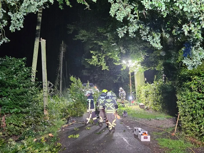 Sturmschaden In Huenxe Feuerwehr Raeumt Beschaedigten Strommast Jpeg.webp