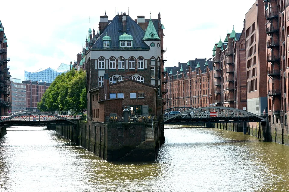 Tarifkonflikt Im Hamburger Hafen Verdi Fordert Lohnerhoehung Von Drei Euro Jpg.webp