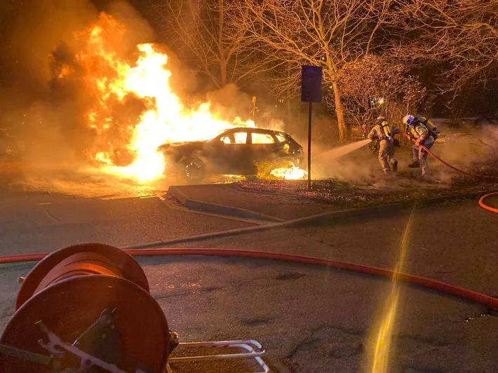 Wilde Nacht In Dresden Brand Und Verkehrsunfall Sorgen Fuer Chaos Jpeg.webp