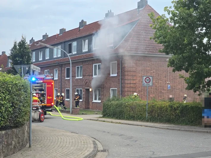 Dramatischer Zimmerbrand In Schacht Audorf Feuerwehr Rettet 3 Katzen Jpeg.webp