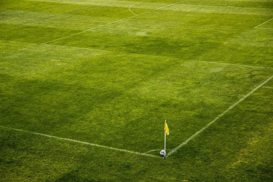 Groundhopper Jonas Elis Fussballplaetze Sammeln Und Spannende Spiele Erleben Jpg.webp