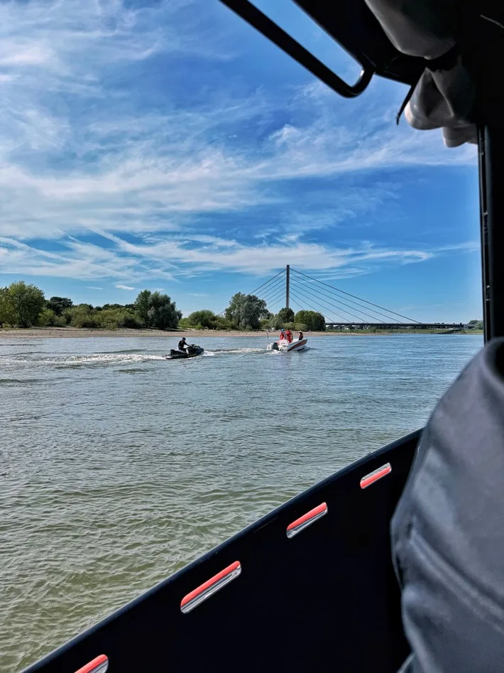 Jetski Panne Auf Dem Rhein Feuerwehr Rettet Fahrer Sicher In Den Jpeg.webp