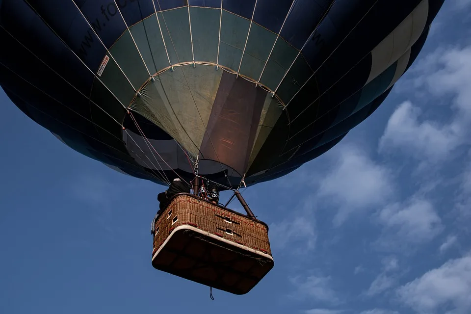 „ein Luftballon Voller Wuensche Aarons Traumhafter Tag Bei Der Baufirma Jpg.webp