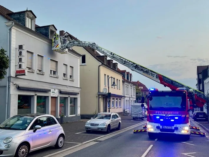 „rettungsdienst In Sprockhoevel Feuerwehr Unterstuetzt Mit Drehleiter Jpeg.webp