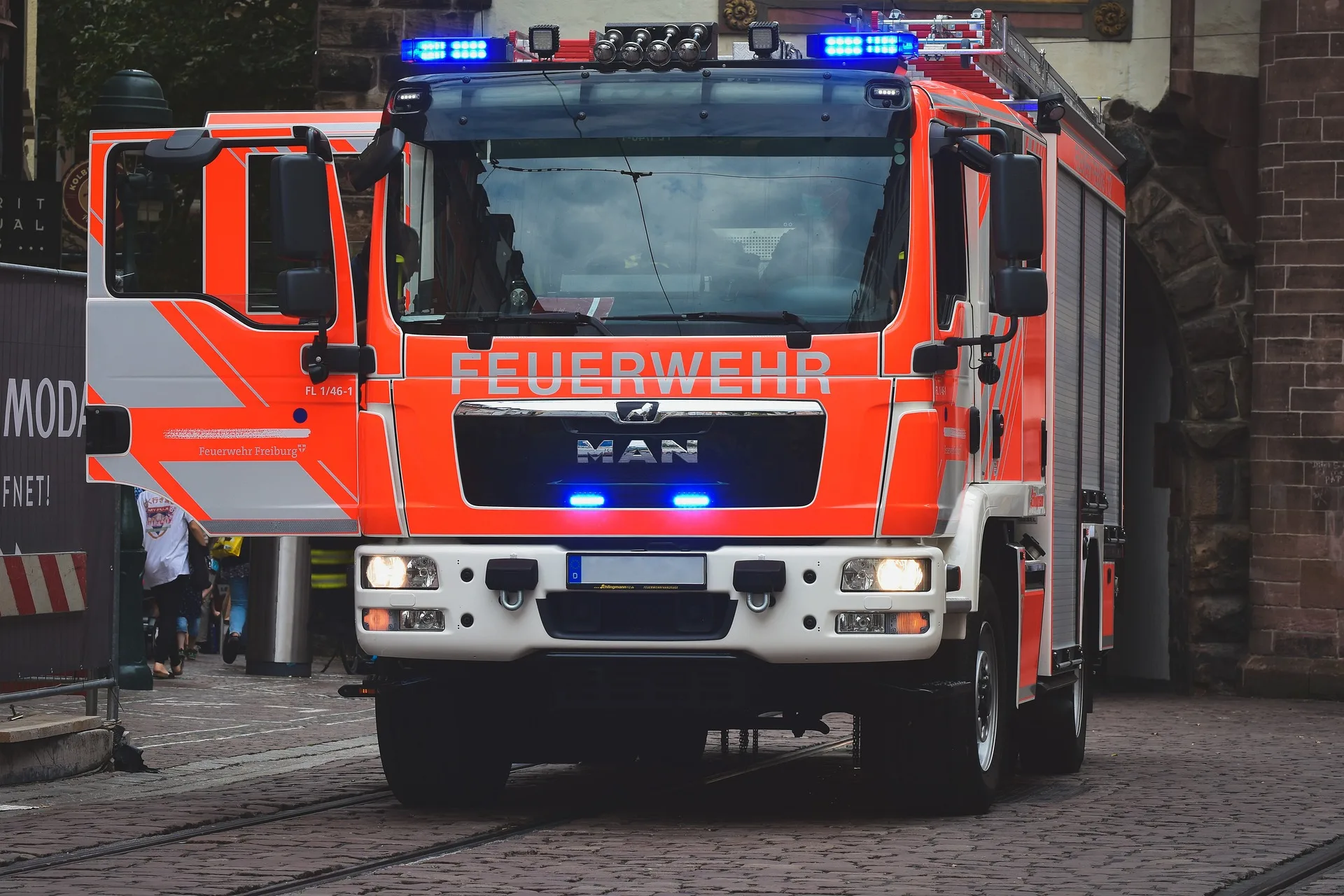 Feuerwehr Verhindert Dachstuhlbrand Ausbreitung In Rath Eine Verletzte.webp.webp