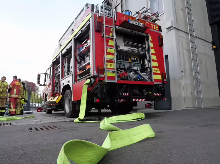 Bei einem Wohnungsbrand in Haan am 1. November 2024 wurde eine Frau verletzt. Die Feuerwehr verhinderte Schlimmeres.