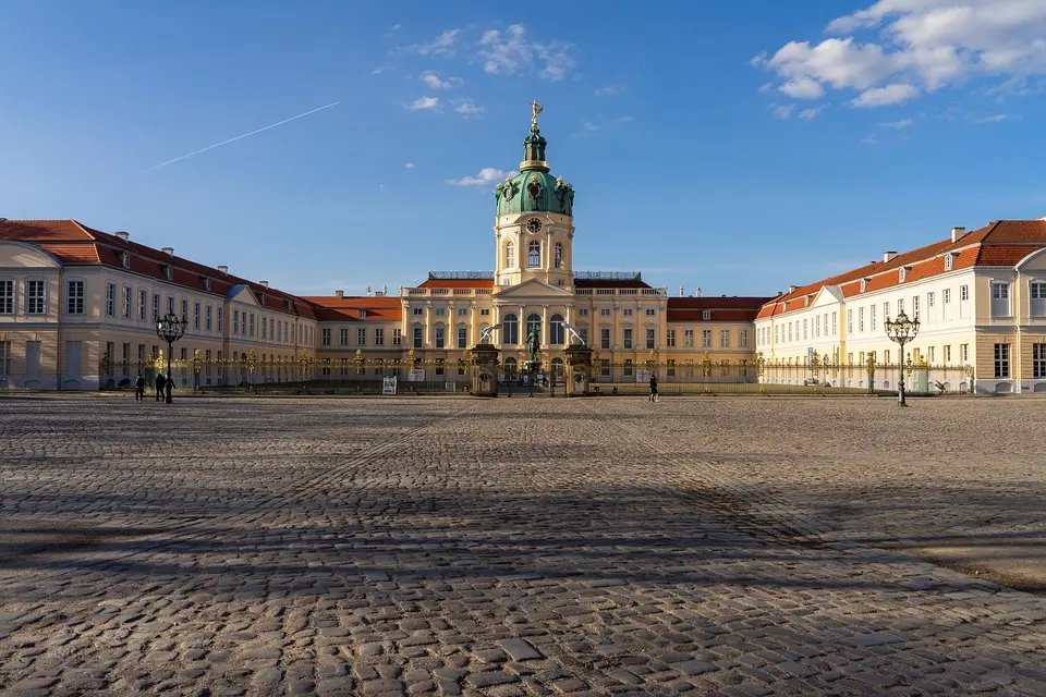 Ausstellung "Von Martini bis Dreikini" auf Schloss Landeck