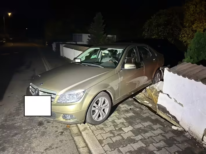 Mercedes kracht gegen Mauer – Garagen-Parkversuch scheitert!