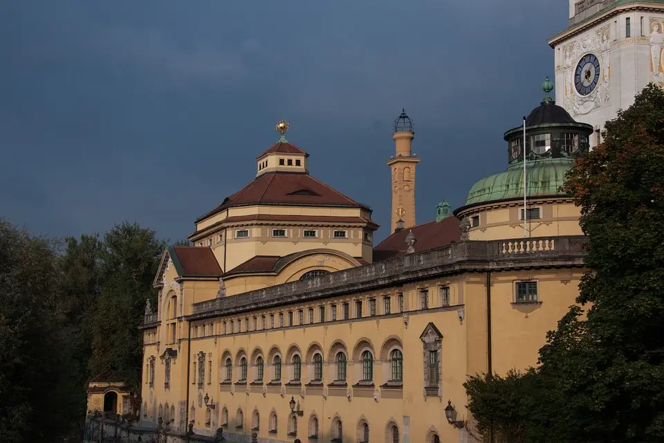 Generalsanierung - Waidhofner Hallenbad offiziell eröffnet: Skulptur aus altem Bodenblech